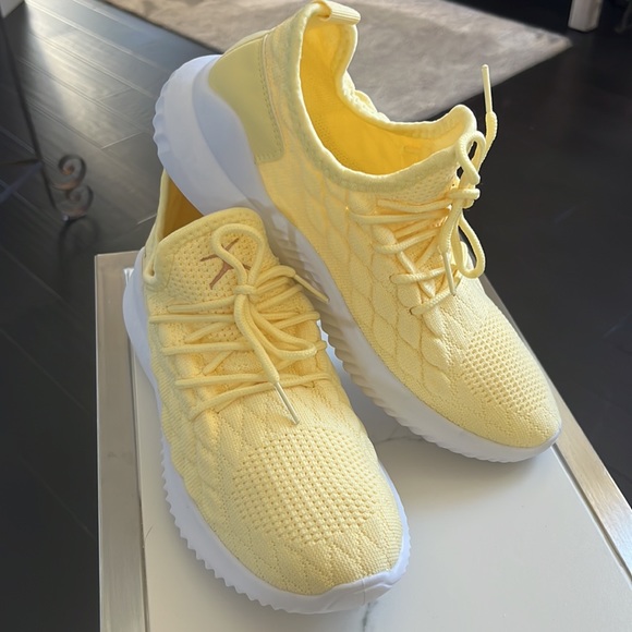 Danskin Women's Everlasting Scalloped Sneaker, Sz. 8 NEW W/O Box - Picture 4 of 10